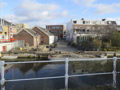 907946 Afbeelding van de aanleg van een parkje aan de Vecht bij de David van Mollembrug (links) te Utrecht, vanaf de ...